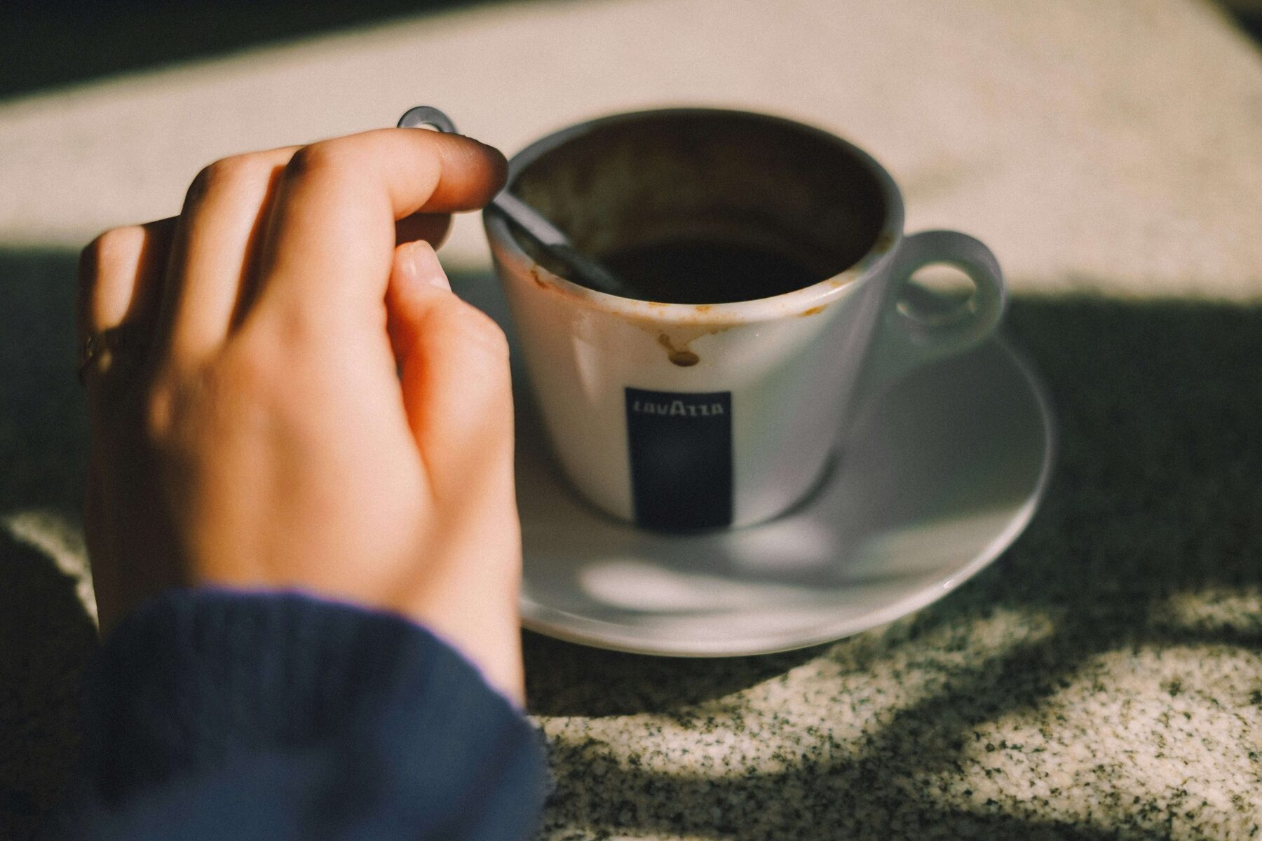 Kop en schotel met Lavazza-logo op tafel